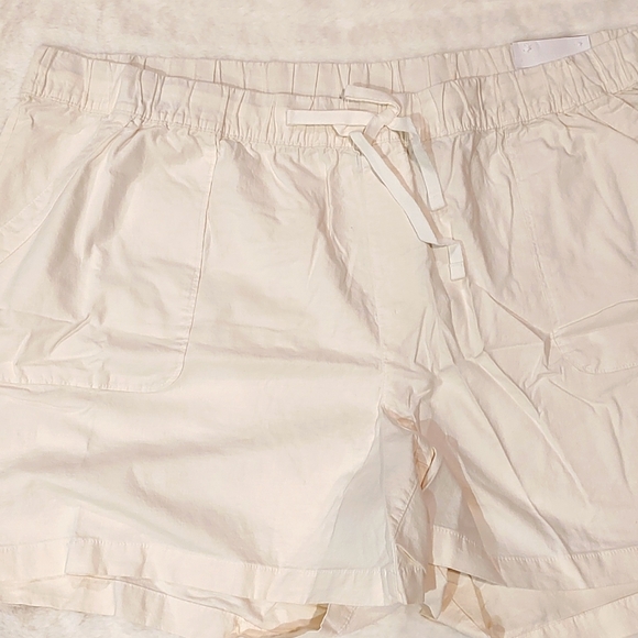 Brand new "Lane Bryant" white linen blend shorts, size 26/28 - Picture 2 of 3